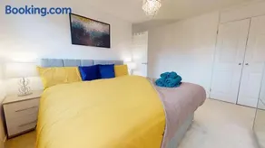 Parlaunt House - 3 bedroom with Free parking - Image 4