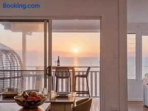 The Pink Door, Absolute Beachfront House - Image 2