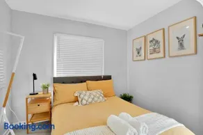 Diggers rest self contained tiny home with wifi - Image 5