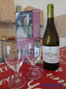 Apartment of kite and wine - Image 2