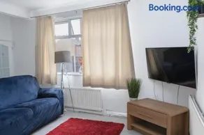 Spacious and Comfy Pad - Perfect for Long Stays and Contractors - Close to Sports Village, Leigh Market, & Mesnes Park - Easy Parking - Speedy WiFi - Free On-Site or Nearby Parking - Private Luxury Garden - Image 2