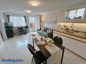 Entire Private Suite - 5 Min Walk to SkyTrain, Free Parking, 15 Mins to Downtown - Image 1