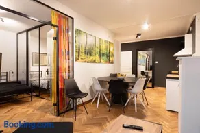 Great close central location Friends & Families up to 8 guests With Breakfast - Image 2