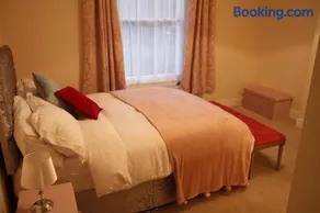 Mostyn Villa 2 Free Private Parking - Image 2
