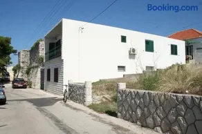 Apartamento vacacional con terraza, barbacoa y jardín | Vistas al mar - Image 2