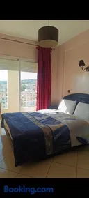 Sunny Coastal Stay Stunning Views - Image 3
