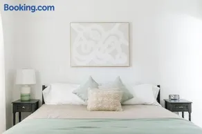 Tranquil Luxury: Modern Comfort! - Image 3