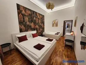 T8 "The Crimson Suite" Apartment with 2 bathrooms - Image 1