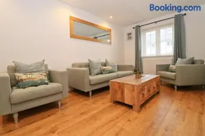 NEAR BEACHES, contemporary home in village centre - Image 4