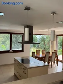 Vila s krytým bazénem a výhledem na zámek - Image 2