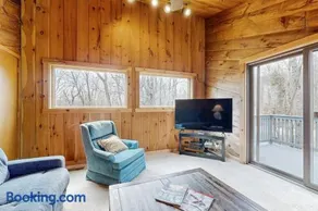Spacious Mountain Retreat - Image 2