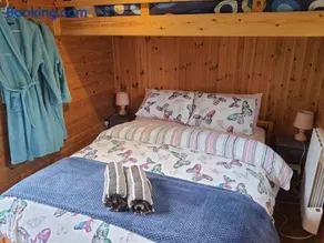 Stunning railway carriage with private hot tub - Image 2