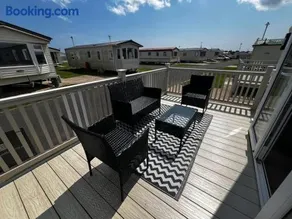 Meadow Lakes 76 - sleeps 6 with a bath - Golden Palm Resort - Meadow Lakes Caravan & Lodge Hire - Image 2