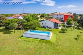 Holiday house Mirna with heated swimming pool and jacuzzi - Image 4