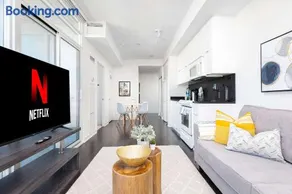 Modern High-Rise Gem by Rogers Centre Sleeps 4 - Image 1