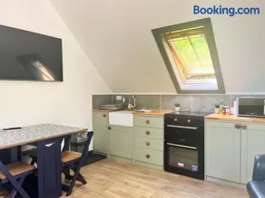 Peaceful Three Bed Country Apartment - Image 2