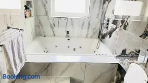 Stylish 6-7 Bedroom with parking and Jacuzzi - Image 3