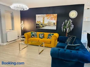 4-BR House Near-Harry Potter-SkyStudios-Sleep 8 & Work Stays - Image 3