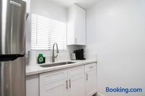 2BR Plus Bonus Room and Pool Access Near Universal Studios - Image 2