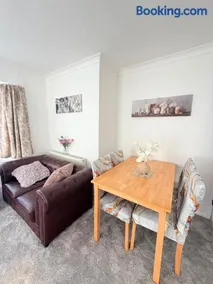 Charming Two Double Bedroom Maisonette with Garden - Image 5