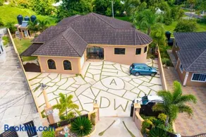 Elegant,Central & spacious unit with AC at DW APTS - Image 2