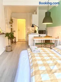 Lille central beliggende lejlighed - hyggelig og tæt på alt - Image 2