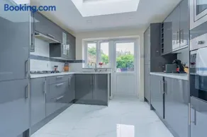 Affordable 1-Bed House, Sleeps 4, Super fast Wi-Fi with Private Garden and Parking - Image 3