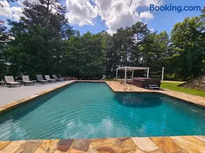 Lake Lanier Lakefront, 7B 6BA 11 beds, private pool, dock, and sand volleyball court 9200 sqft - Image 2