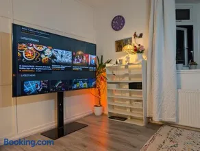 3 Large bedrooms sleeps 5 free WiFi with 5 cozy beds on site parking in Scunthorpe - Image 2