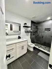 Stylish Studio Retreat Private Entry and Parking - Image 3