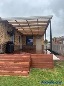 Pet-Friendly 3-Bed Home Near Gateway Plaza - Image 3