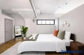 Modern River Market Loft Sleeps 6 Parking WiFi - Image 2