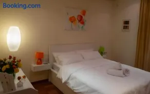 Valletta Collection - Merchant Str Apartment with large yard - Image 3