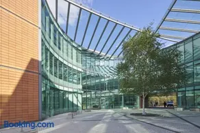 Modern Studio in Bracknell with free Parking - Image 2