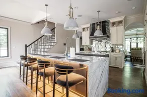 Adams Mansion, 10K Sqft, 7BD/7BA, 15min to Airport - Image 3