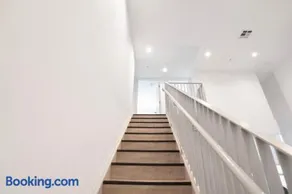 Pacific Escape 3BD Townhomes with FREE Parking - Image 2