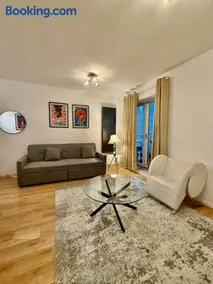Stylish Holiday/Short Let - 1 Bedroom Apartment - Image 2
