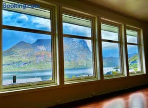 Spacious Waterfront Gem - Panoramic View - Terrace - Image 4