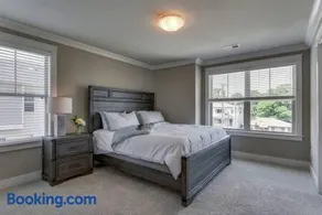 Twin Belmont Homes w 8 King Rooms 4 Living Rooms Sleep Up to 24 Guests Walk to Belmont & Vanderbilt Near Music Row The Gulch & 12 South 2 miles to Broadway Smart TVs Parking 24 Hr Hospitality - Image 3