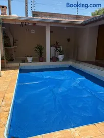 Casa inteira com três quartos, piscina climatizada por energia solar e área de churrasqueira - Image 1