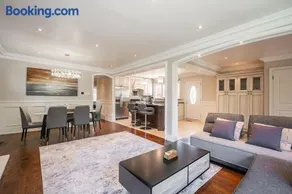 3 Bedroom Luxury House in Toronto - Image 4