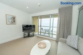 One Bedroom Beachside in Glenelg - Image 1