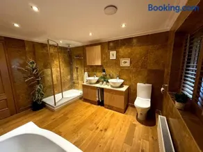 Luxury House on Private Estate with Hot tub and Play Barn - Image 2