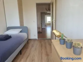 Digital Nomad Station - Bedroom with Desk and more - Image 2