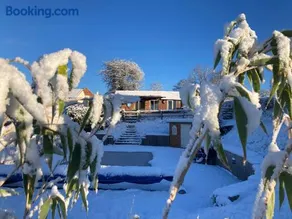 The Gin Palace with seasonal swimming pool - Image 2