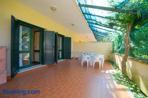 Riva di Paradiso Apartments - Image 1