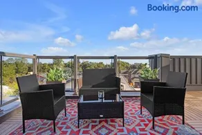 Designer Yorkdale 2BR Townhouse, Private Patio, Parking - Image 3