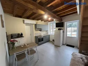 Maison avec terrasse et jardin - Image 1