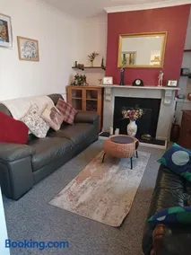 Cheerful 3-bedroom townhouse with free parking on site - Image 3