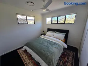 Private Room with Queen Bed & Bathroom - Image 3